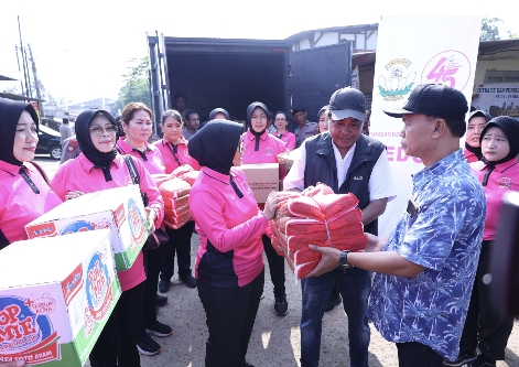 Yayasan Kemala Bhayangkari & Polres Metro Bekasi Kota Ulurkan Bantuan untuk Korban Banjir di Bekasi