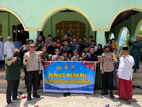 Cara Polres Kepulauan Tanimbar tingkatkan kepedulian sosial dengan bagikan makanan, lewat Jumat Berkah