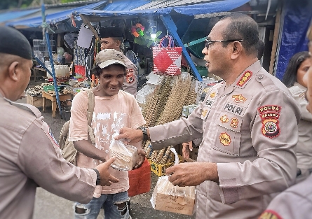 Ditbinmas Polda Maluku Bagikan Ratusan Paket Takjil di Depan Pelabuhan Slamet Riyadi Ambon