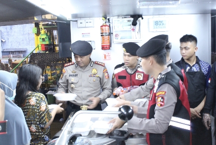 Korps Sabhara Polri Terjunkan Watergen dan Dapur Lapangan untuk Bantu Warga Terdampak Banjir di Rawajati