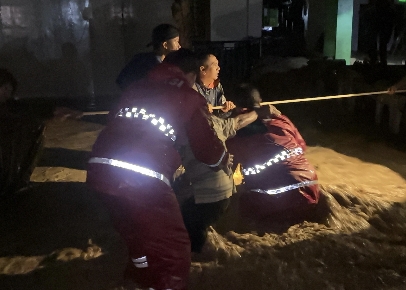Banjir dan Longsor Terjang Sukabumi, Tim Gabungan Berjibaku Lakukan Evakuasi