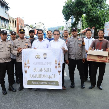 Polresta Ambon Bagikan Takjil Gratis untuk Masyarakat di Depan Pelabuhan Yos Sudarso