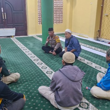 Kapolsek Nusaniwe Gelar Silaturahmi dengan Tokoh Agama dan Jamaah di Masjid Nurul Mujahidin