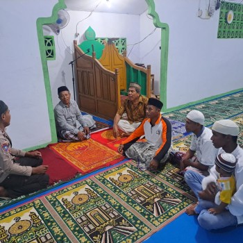 Bhabinkamtibmas Negeri Pelauw Gelar Silaturahmi dan Imbauan Kamtibmas di Masjid Al Qausar