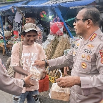 Ditbinmas Polda Maluku Bagikan Ratusan Paket Takjil di Depan Pelabuhan Slamet Riyadi Ambon