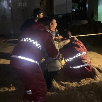 Banjir dan Longsor Terjang Sukabumi, Tim Gabungan Berjibaku Lakukan Evakuasi