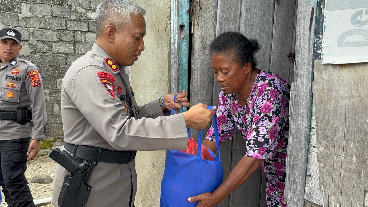 Jumat Berkah, Polres Buru Selatan Bagikan Sembako untuk Warga Yang Membutuhkan