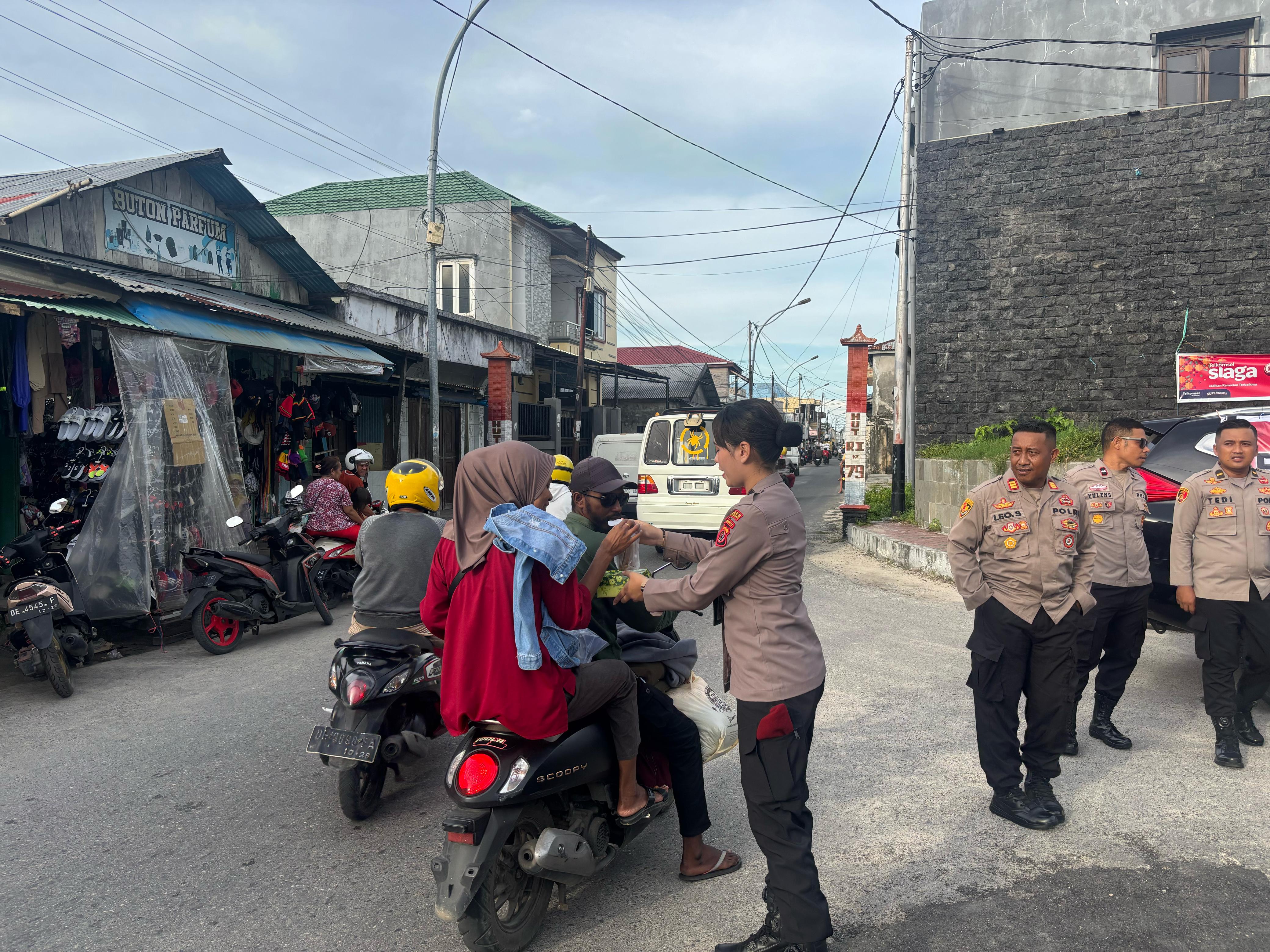 Bakti Religi Polres Kepulauan  Aru Berbagi Takjil, Menyebar Dan Membawa Berkah Di Setiap Buka Puasa.