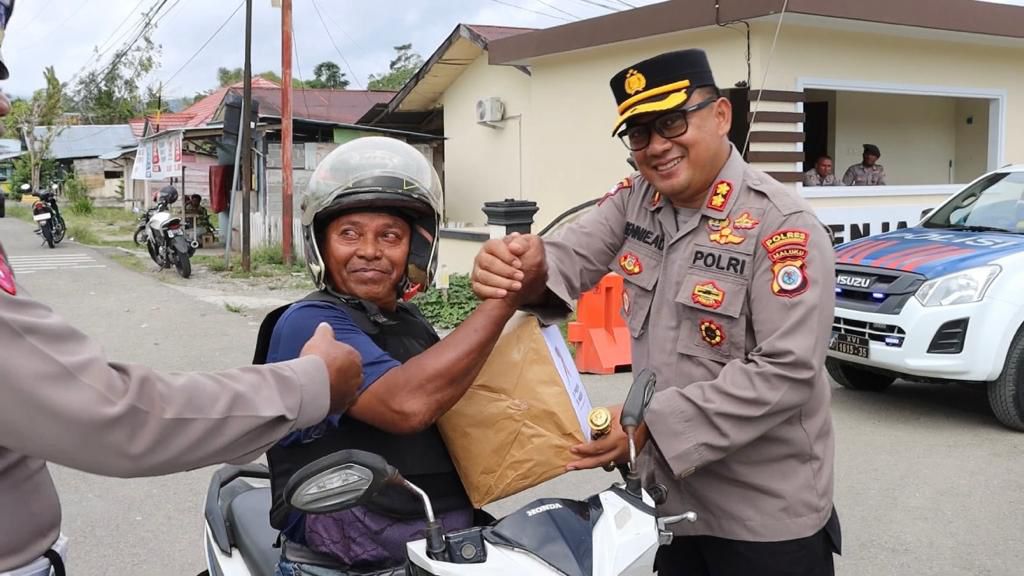 Jelang Buka Puasa, Polres Seram Bagian Barat Bagi Makanan Takjil untuk Warga.
