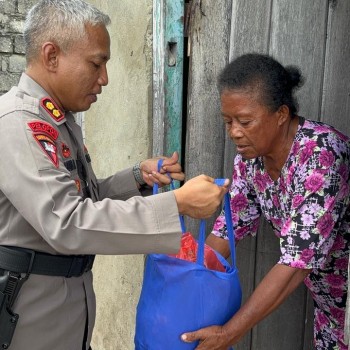 Jumat Berkah, Polres Buru Selatan Bagikan Sembako untuk Warga Yang Membutuhkan