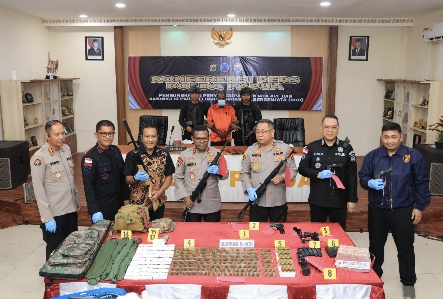 Kapolda Papua Sampaikan Penangkapan Pelaku Penyelundupan Senjata Untuk KKB di Puncak Jaya