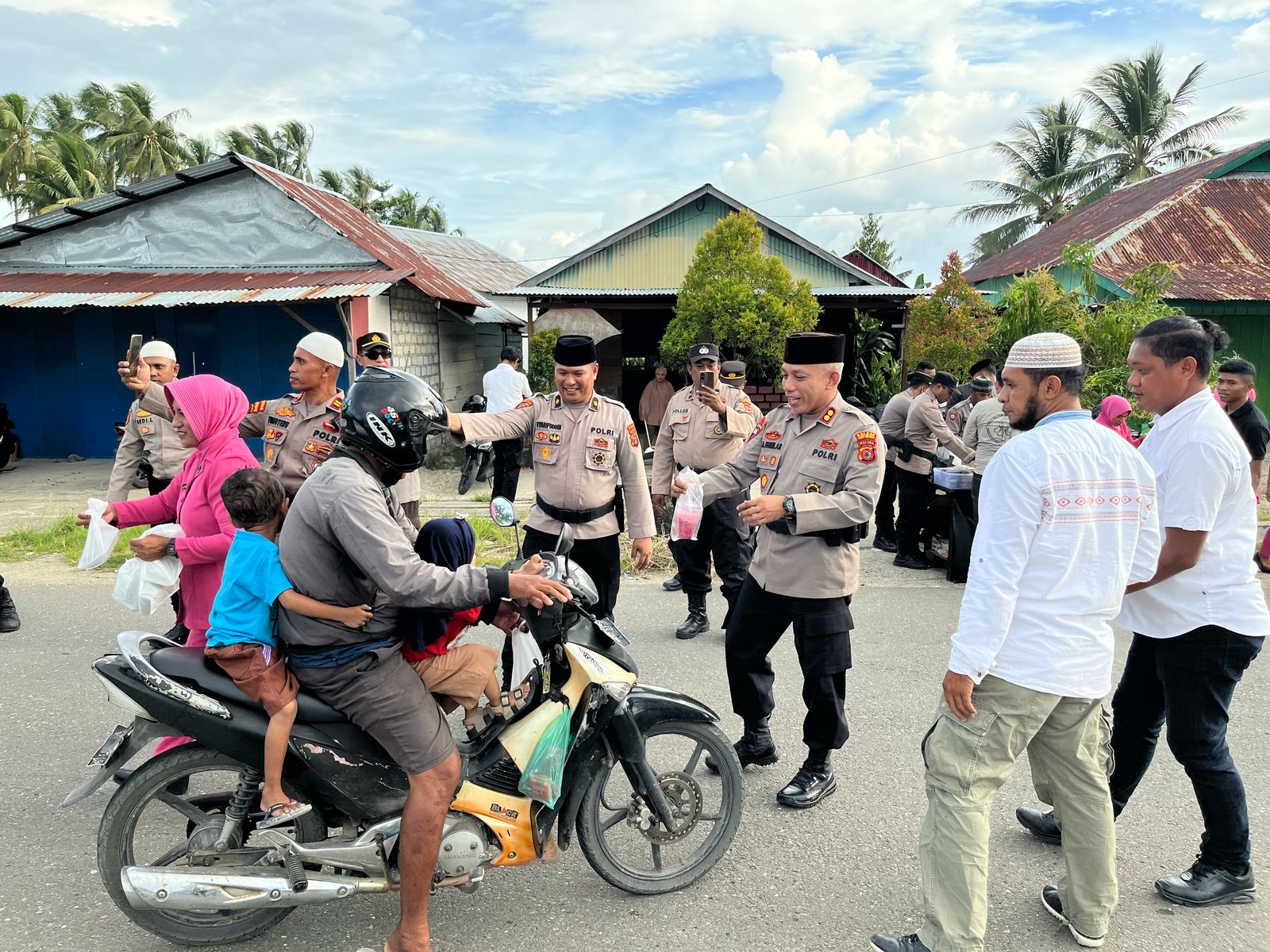 Kapolres Buru Selatan Bersama Personil Bagikan Takjil Kepada Masyarakat