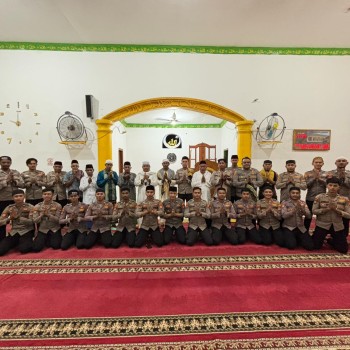 Personil Polres Bursel Laksanakan Sholat Tarawih Keliling di Masjid Istiqlal Desa Labuang