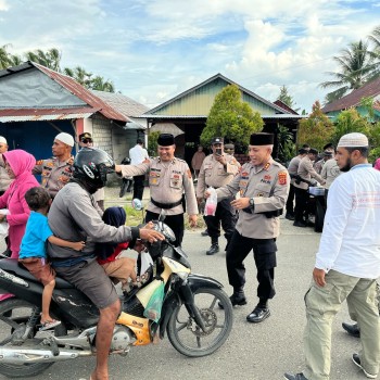 Kapolres Buru Selatan Bersama Personil Bagikan Takjil Kepada Masyarakat