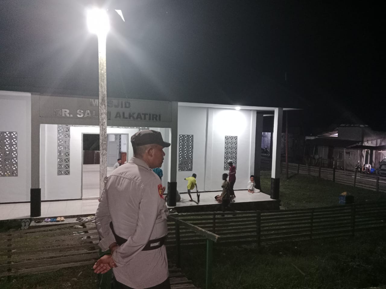 Sejumlah Personil Polres Buru Selatan Diturunkan Untuk Pengamanan Solat Tarawih di Masjid Dr. Salim Alkatiri Desa Fatmite, Kabupaten Buru Selatan.