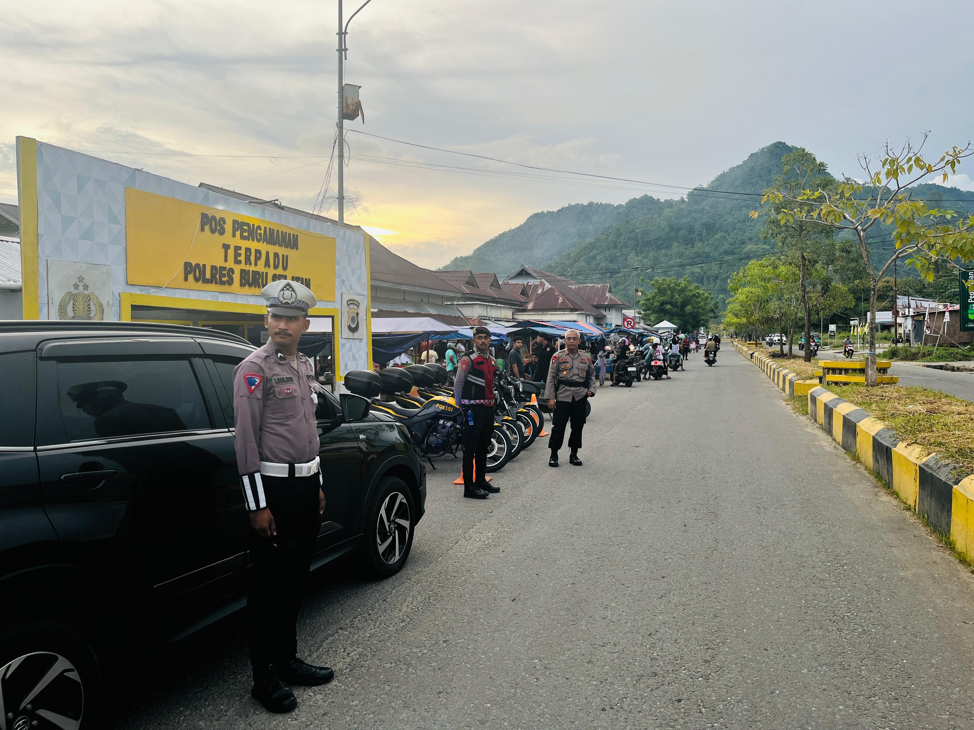 Kapolres Buru Selatan Turun Langsung Memantau Arus Lalu Lintas Jelang Buka Puasa di Bulan Ramadan.