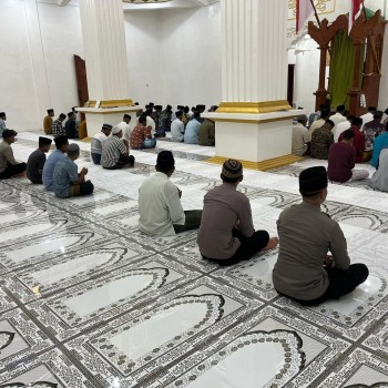 Personil Polsek Ambalau Polres Buru Selatan Tarawih keliling