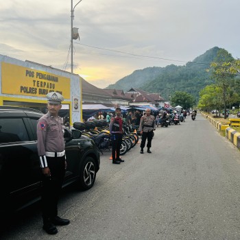 Kapolres Buru Selatan Turun Langsung Memantau Arus Lalu Lintas Jelang Buka Puasa di Bulan Ramadan.