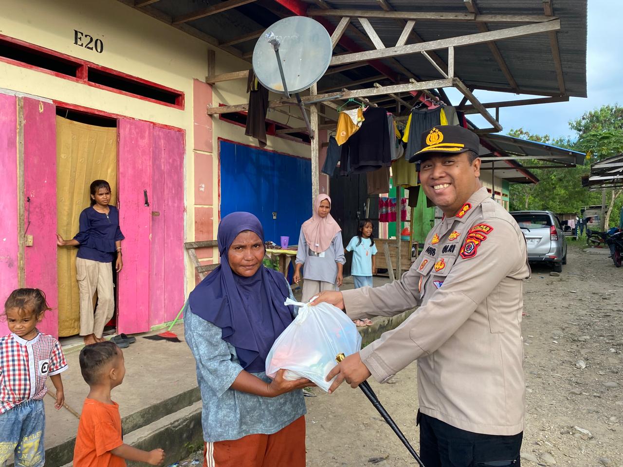 Berkah Ramadhan, Kapolres SBT Salurkan Bantuan Sosial Kepada Kaum Duafa