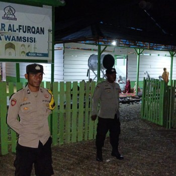 Anggota Polsek Waesama Laksanakan Pengamanan Sholat Tarawih di Bulan Ramadhan