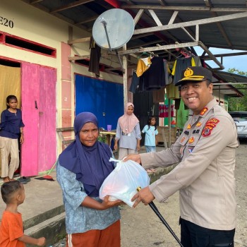 Berkah Ramadhan, Kapolres SBT Salurkan Bantuan Sosial Kepada Kaum Duafa