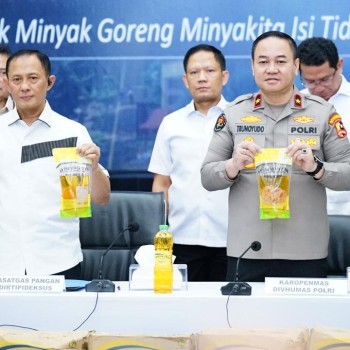 Polri Ungkap Kecurangan Minyak Goreng di Depok, Ribuan Liter Disita