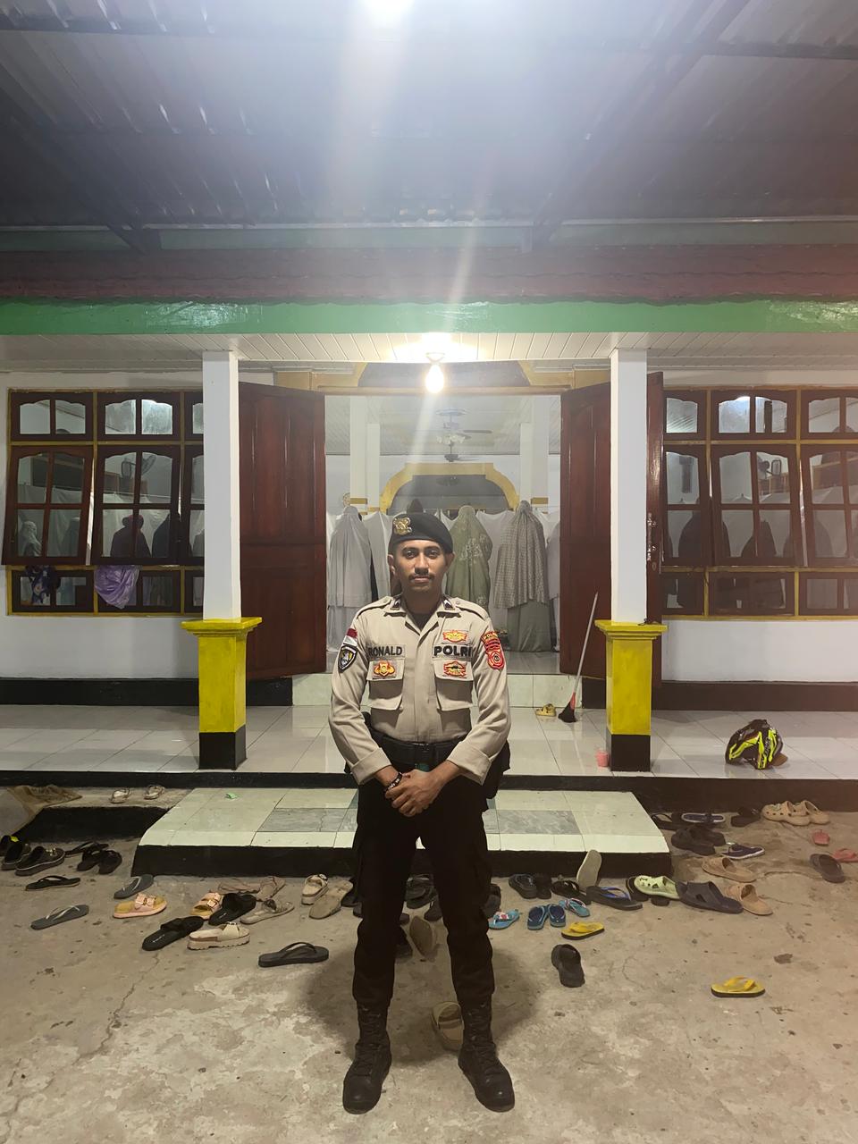 Polsek Kisar Hadir Amankan Ibadah Sholat Tarawih di Masjid Al Muhajirin