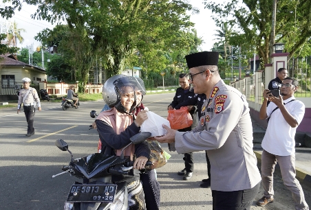 Polda Maluku dan Polres Jajaran Bersama Awak Media Berbagi Takjil Gratis Kepada Masyarakat