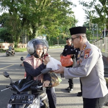 Polda Maluku dan Polres Jajaran Bersama Awak Media Berbagi Takjil Gratis Kepada Masyarakat