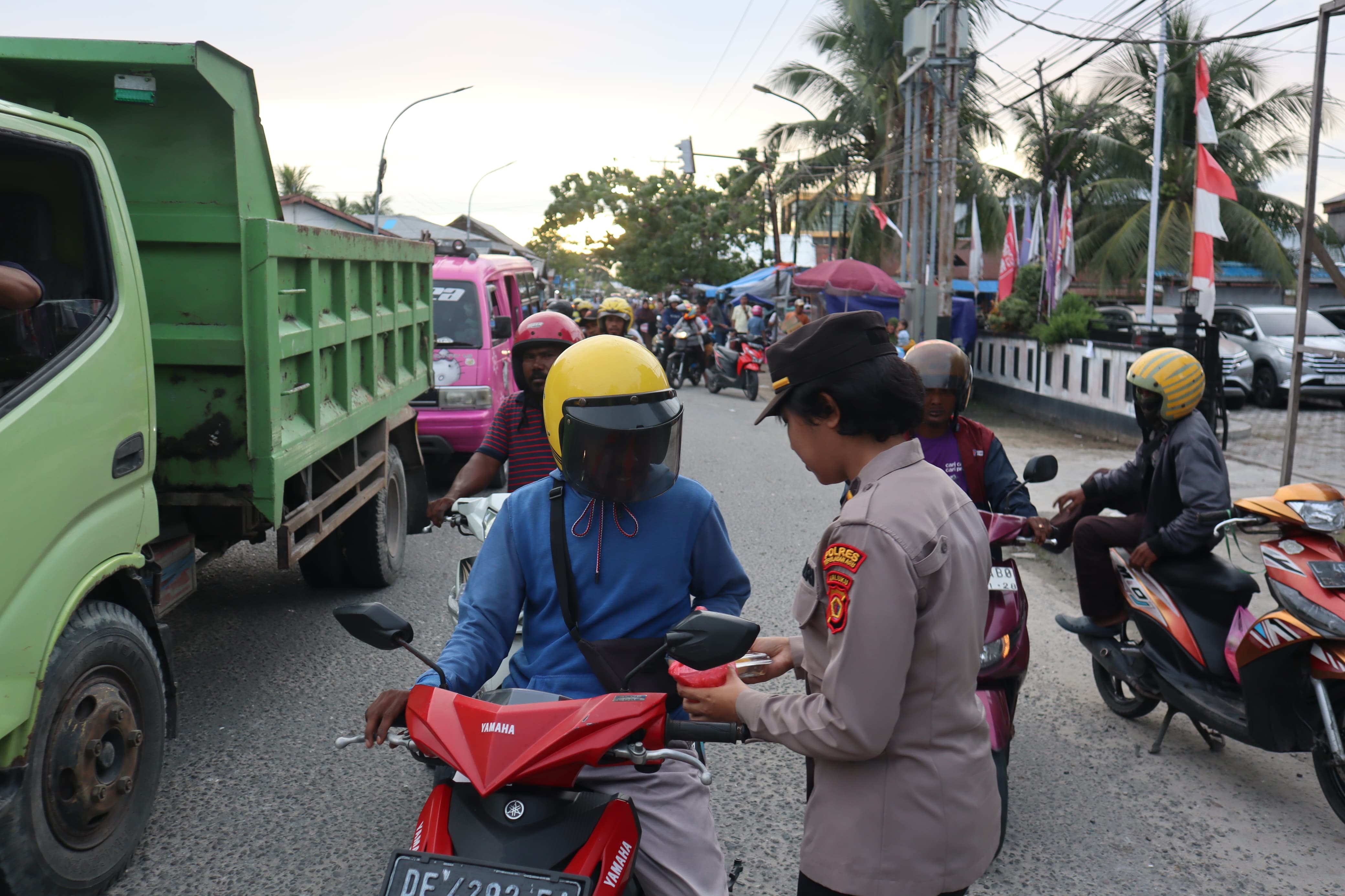 KAPOLRES ARU PIMPIN KEGIATAN PEMBAGIAN TAKJIL DAN BUKA PUASA BERSAMA INSAN PERS.