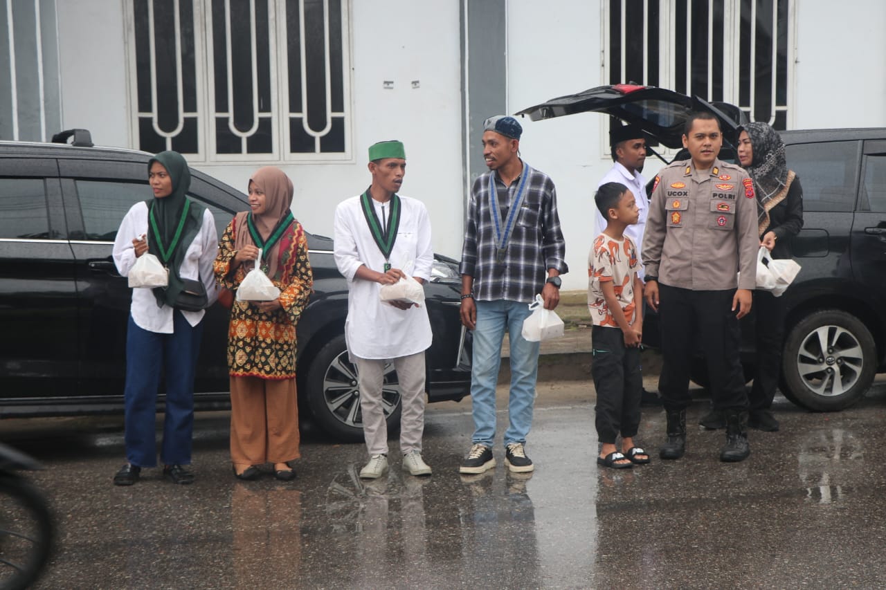 POLRES KEPULAUAN ARU GANDENG OKP HMI DAN GMKI BAGI TAKJIL DI BULAN SUCI RAMADHAN 1446 H/2025 M.