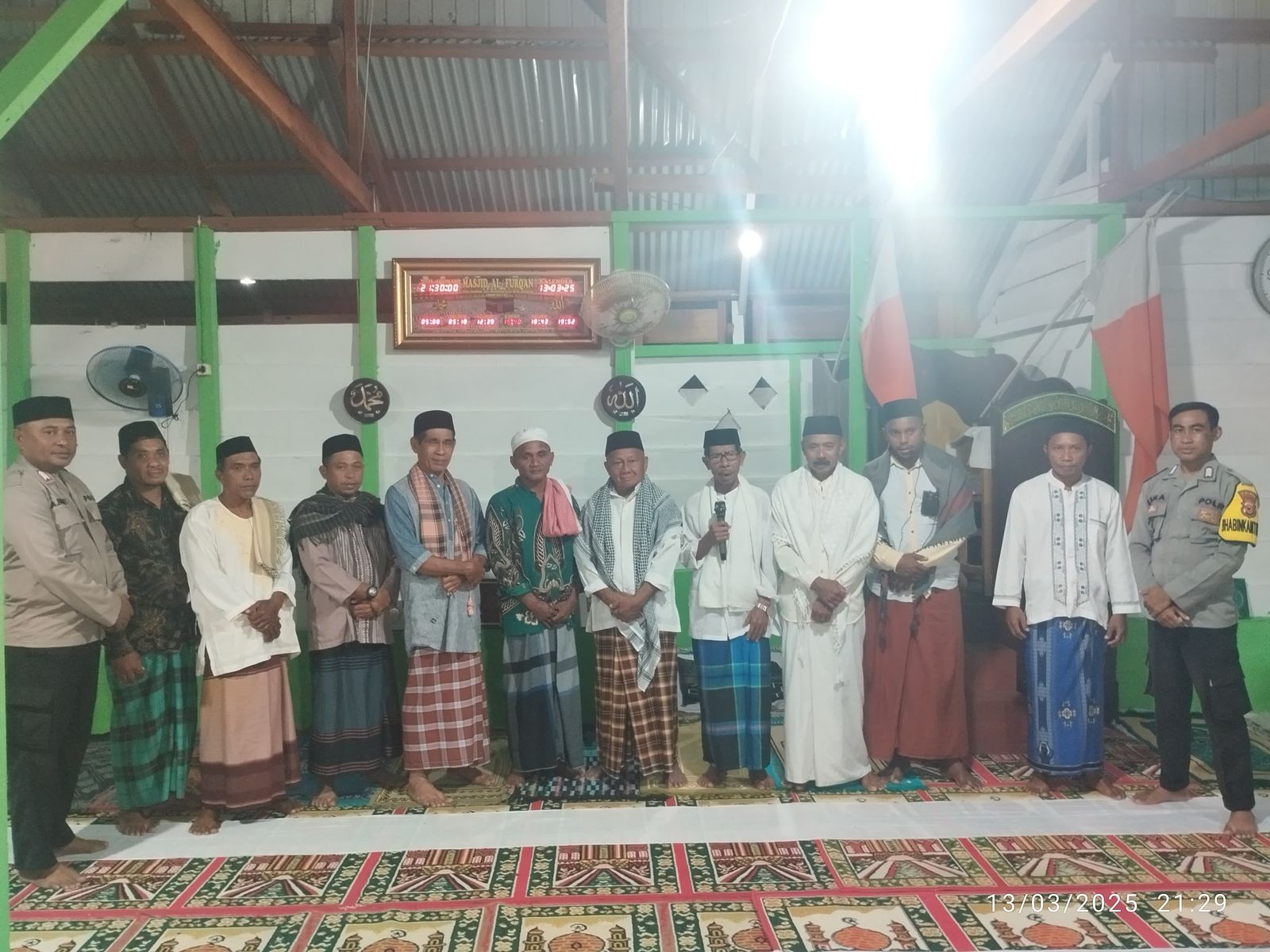 Personil Polsek Waesama Gelar Tarawih Keliling, Pererat Silaturahmi Dengan Masyarakat