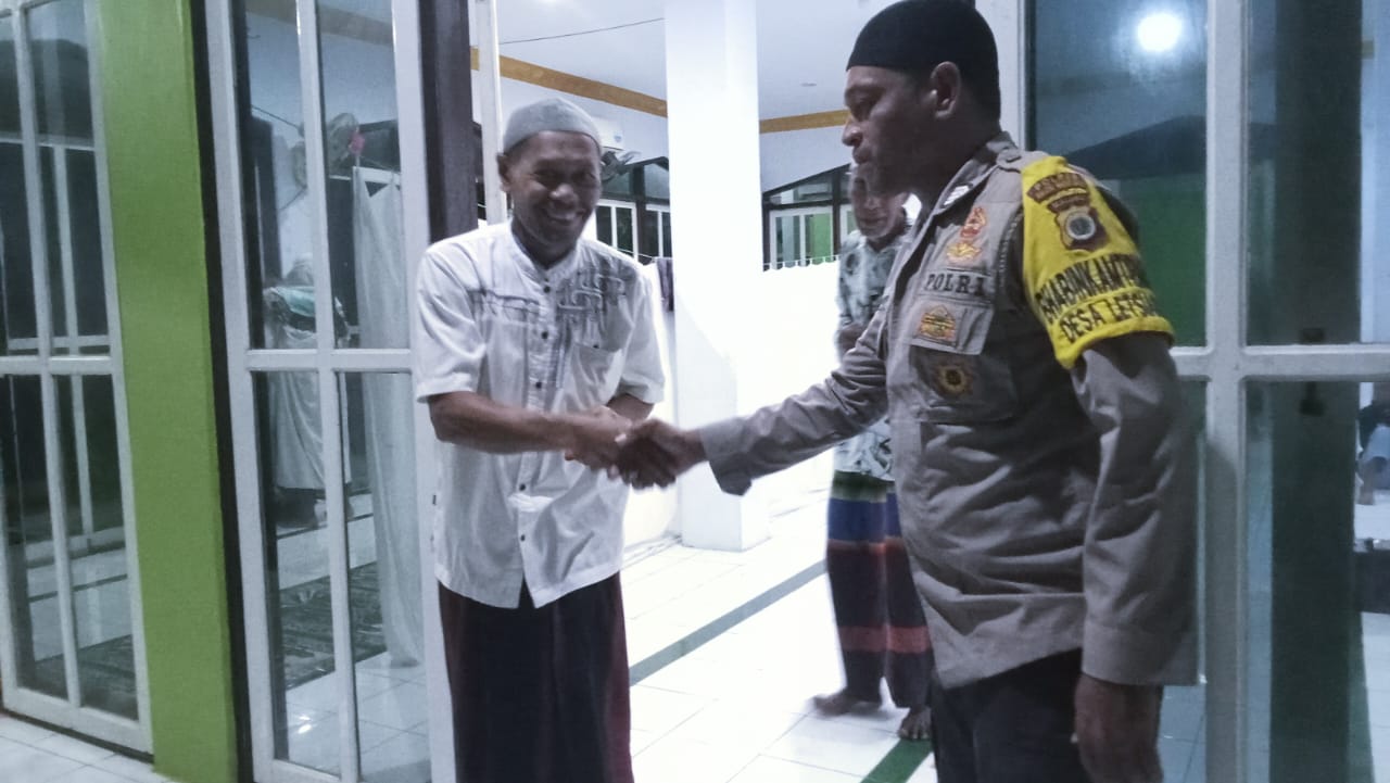 Personel Polsek Tepa Amankan Ibadah Sholat Tarawih di Masjid Al Munawar Tepa