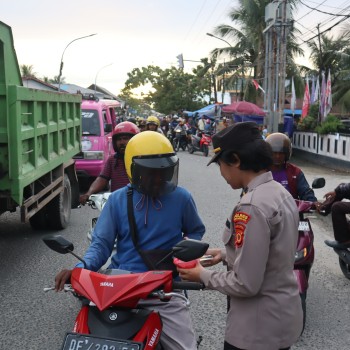 KAPOLRES ARU PIMPIN KEGIATAN PEMBAGIAN TAKJIL DAN BUKA PUASA BERSAMA INSAN PERS.