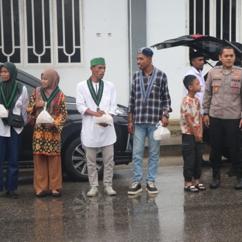 POLRES KEPULAUAN ARU GANDENG OKP HMI DAN GMKI BAGI TAKJIL DI BULAN SUCI RAMADHAN 1446 H/2025 M.