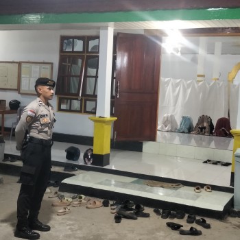 Personel Polsek Kisar Hadir Amankan Ibadah Sholat Tarawih di Masjid Al Muhajirin.