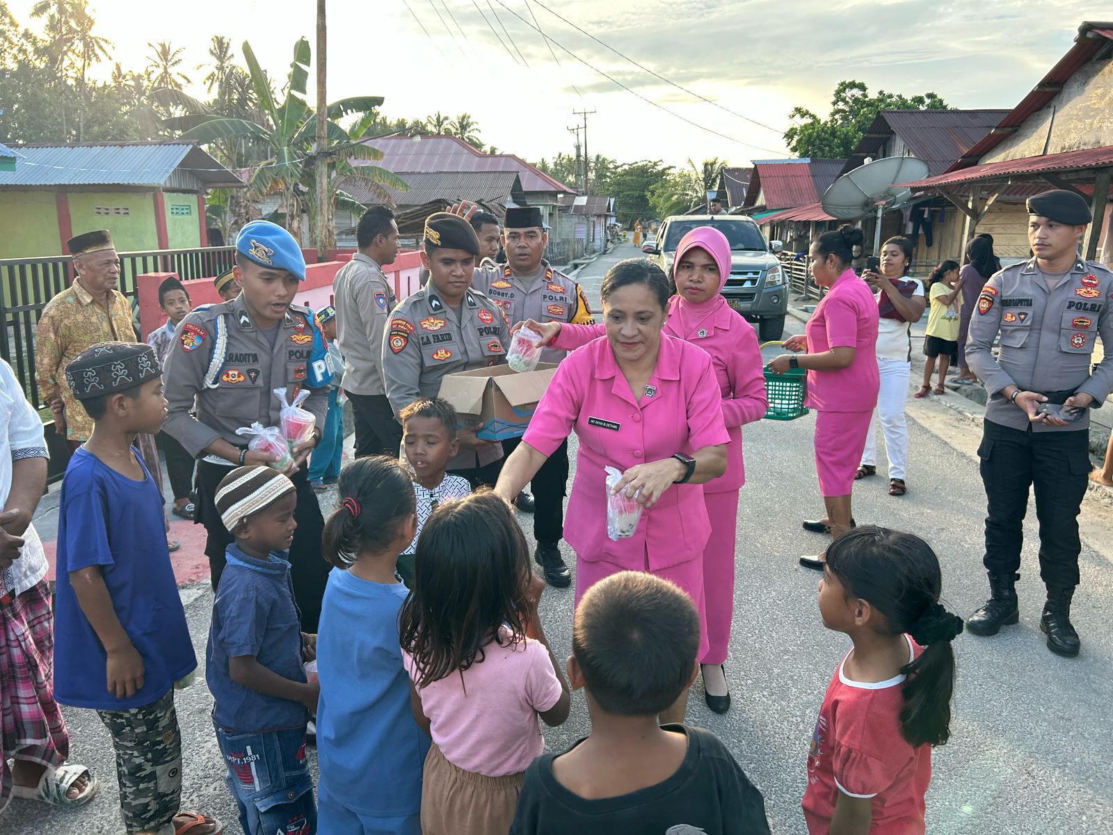 Polsek Pulau Haruku dan Bhayangkari Berbagi Takjil di Dusun Waimital