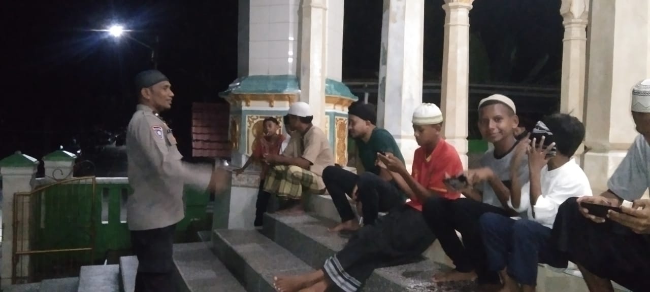 Bhabinkamtibmas Negeri Tengah-Tengah Beri Himbauan Kamtibmas di Masjid An’Nima