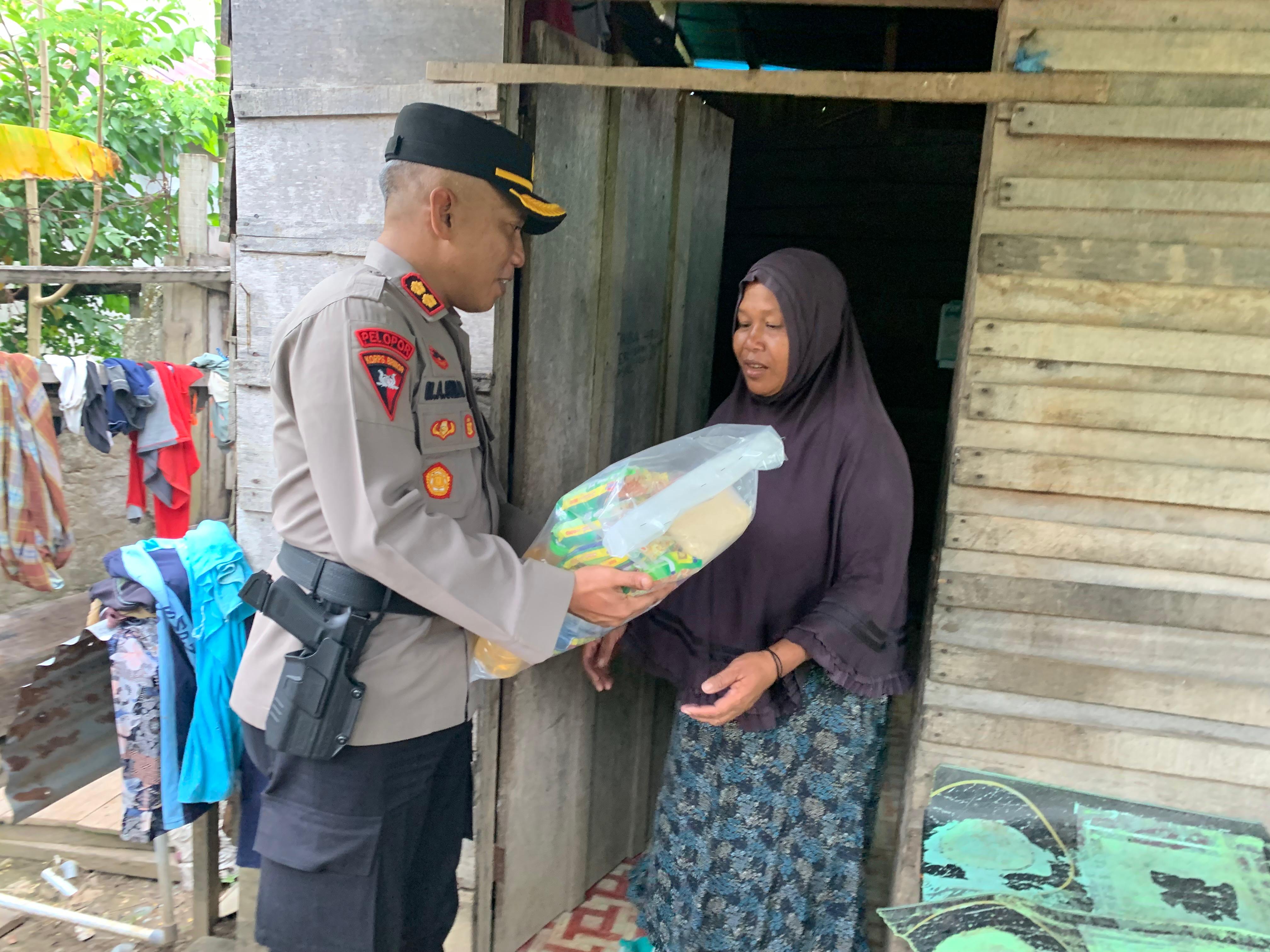 Jumat Berkah, Kapolres Buru Selatan Bagikan Sembako Kepada Warga Yang Membutuhkan