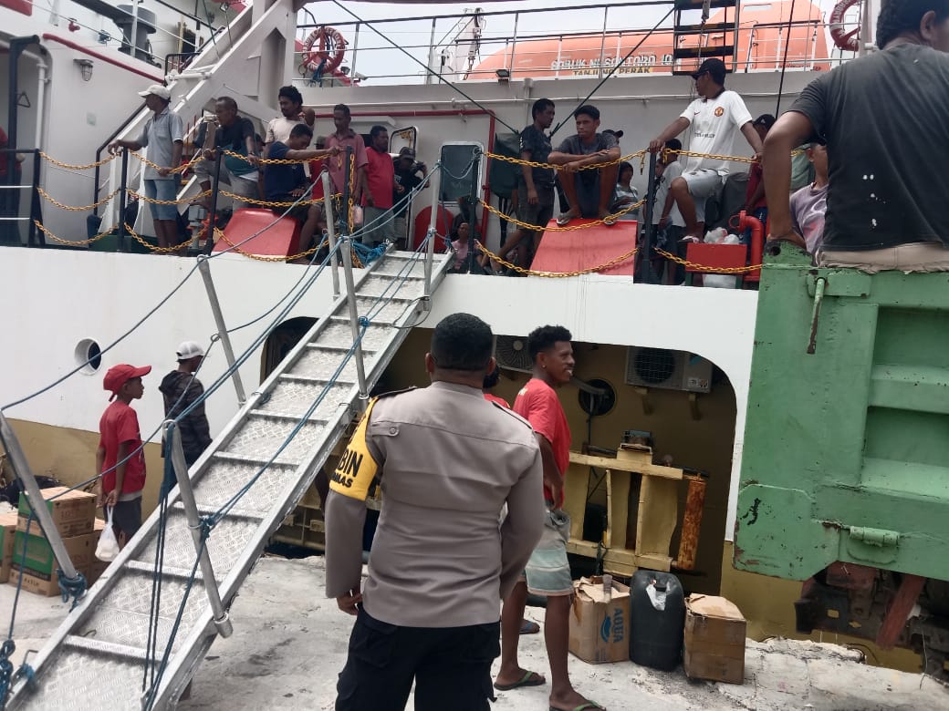 KPPP Polsek Babar Timur Hadir dan Rangkul Berikan Pelayanan Aktifitas Warga di Pelabuhan Laut Masela