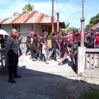 Bhabinkamtibmas bersama Babinsa Lakukan Pengamanan Pelantikan Kepala Soa dan Saniri Negeri Ihamahu