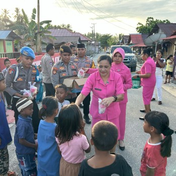 Polsek Pulau Haruku dan Bhayangkari Berbagi Takjil di Dusun Waimital