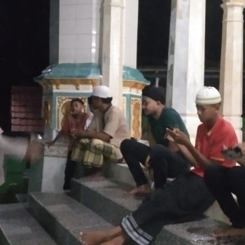 Bhabinkamtibmas Negeri Tengah-Tengah Beri Himbauan Kamtibmas di Masjid An’Nima