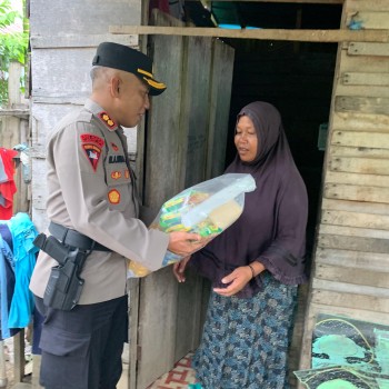 Jumat Berkah, Kapolres Buru Selatan Bagikan Sembako Kepada Warga Yang Membutuhkan