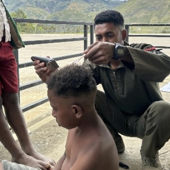 Lewat Cukur Gratis, Satgas Damai Cartenz Jalin Kedekatan dengan Anak-anak di Lanny Jaya