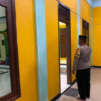 Pastikan Sholat Taraweh Bejalan Dengan Aman Bhabinkamtibmas Desa Kompane Laksanakan Pengaman Di Masjid Nurul Ikhwanul Muslimin.