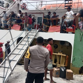 KPPP Polsek Babar Timur Hadir dan Rangkul Berikan Pelayanan Aktifitas Warga di Pelabuhan Laut Masela