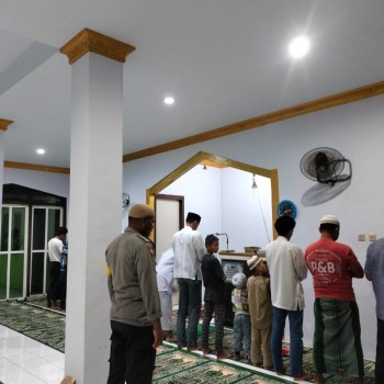 Polsek Tepa Amankan Ibadah Sholat Taraweh Berjamaah di Masjid Al Munawar Tepa