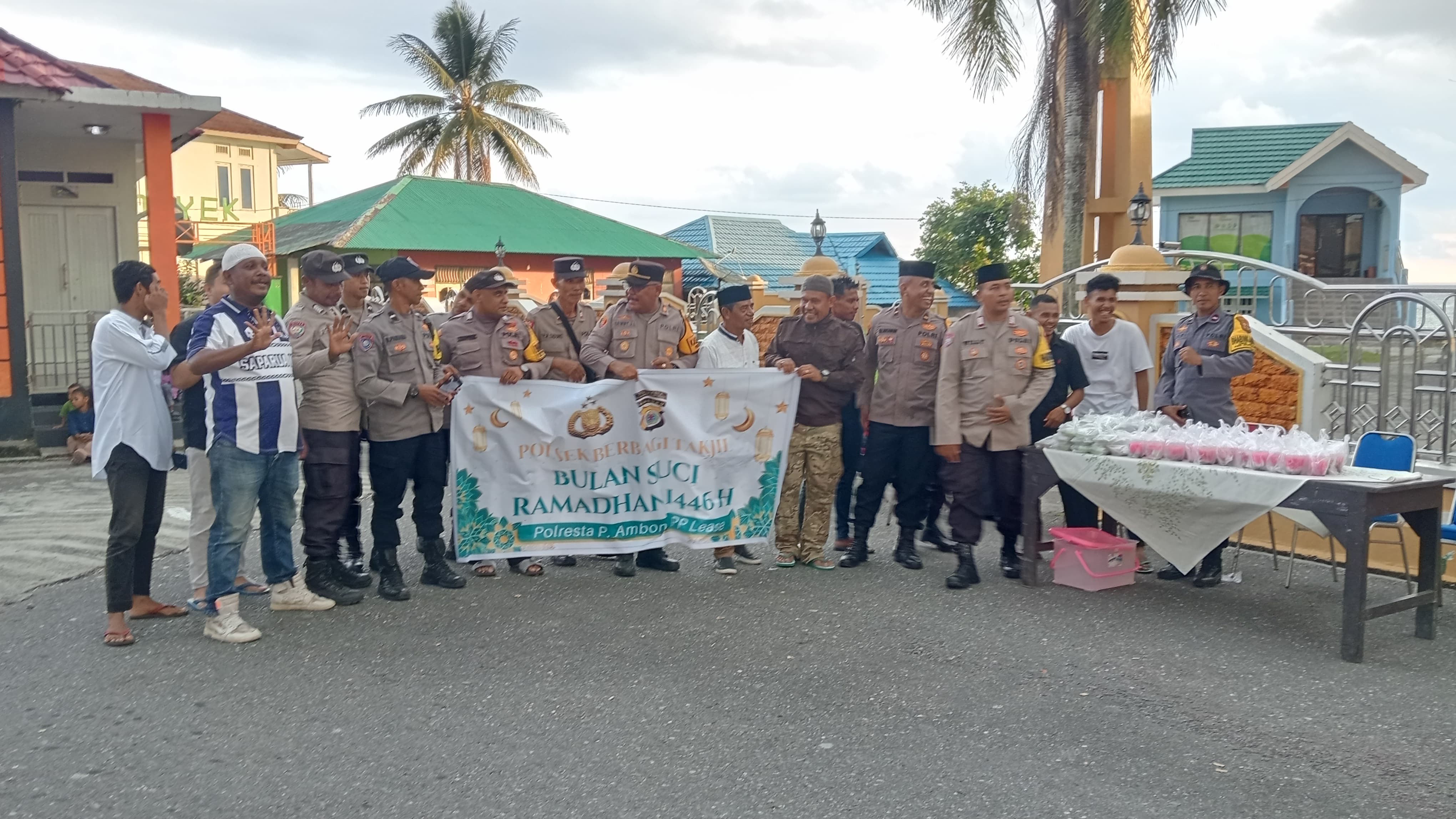 Polsek Saparua Berbagi Takjil di Negeri Siri Sori Islam, Pererat Silaturahmi dengan Masyarakat