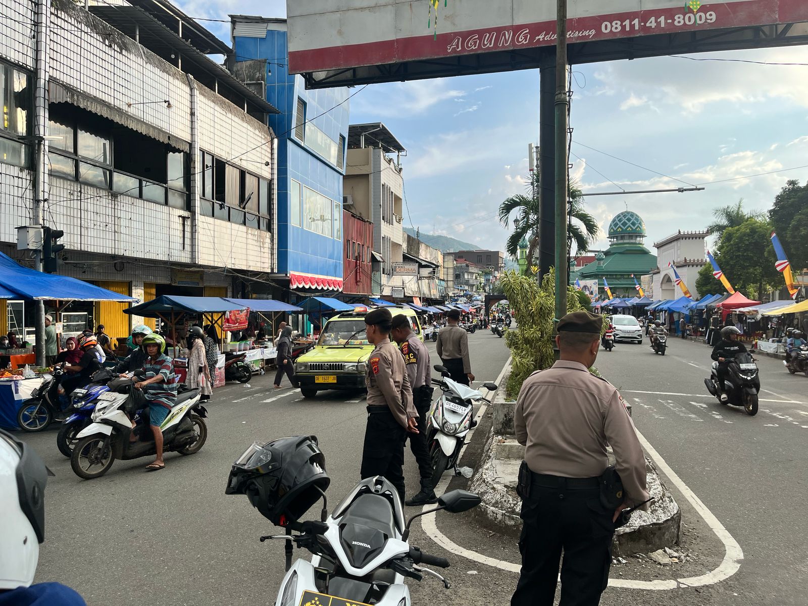 Polresta Ambon Lakukan Pengamanan dan Pengaturan Lalu Lintas di Lokasi Penjualan Takjil